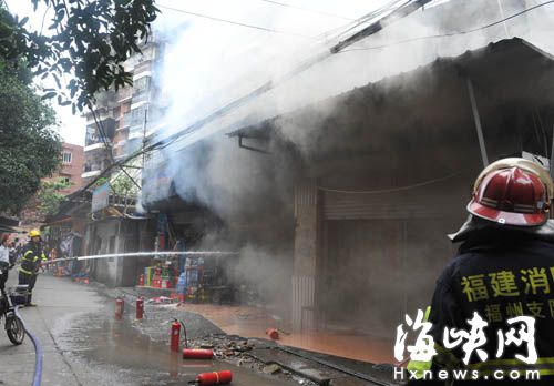 大火被及时赶到的消防官兵扑灭