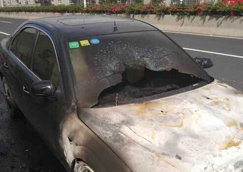 轿车自燃幸遇洒水车 火情被及时控制住