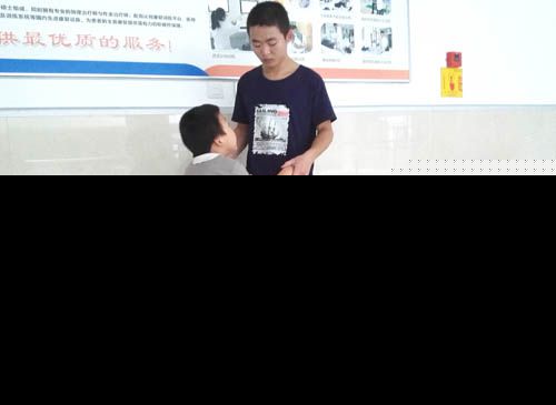 高雄正引导儿子进行康复训练 &nbsp;