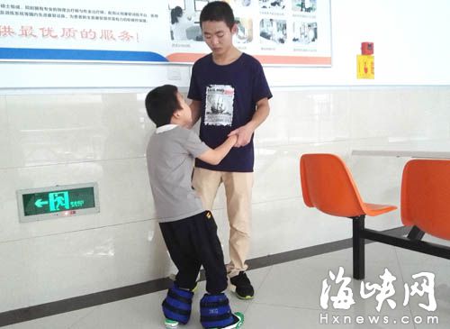 为照顾脑瘫儿子 单身爸爸辞职到医院当护工