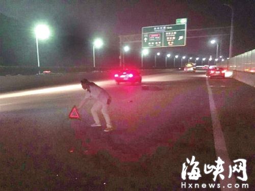 废弃轮胎引事故好民警冒险除障 网友发帖寻人