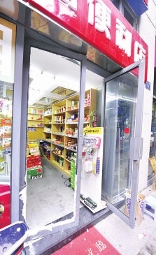 盗贼半夜闹市砸店还蹲门口数钱 警方已介入 