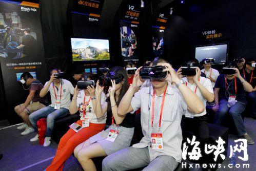 VR仿真操作模拟动车 市民过足高铁“司机”瘾