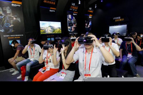 VR仿真操作模拟动车 市民过足高铁“司机”瘾