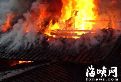 疑闪电走火 闽侯竹岐乡榕西村一排老民房被烧