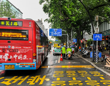 鼓一小周边解堵措施落实 接送车鼓西路即停即走