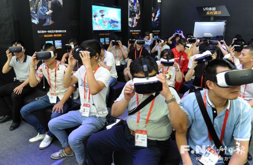 数十人同时体验“VR一体机” 如置身私人影院