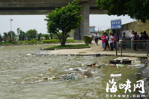 螺洲岛江面又漂大量垃圾 有村民将垃圾扫回江里