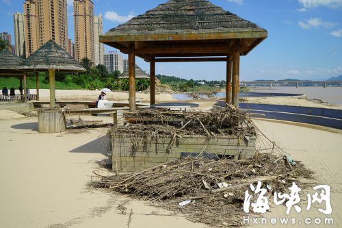 闽侯江滨公园沿江垃圾成堆 日光曝晒恶臭扑鼻