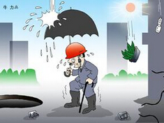 住户晾衣服时碰落花盆 五楼坠下险砸中男童 