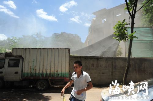 台江区一旧楼裸拆 大半个菜市场被粉尘笼罩