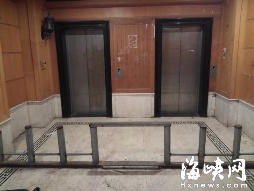 福州中洲岛一商住楼电梯口设隔离桩 专防电动车