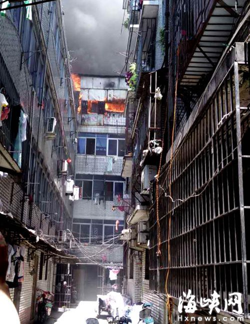 仓山三高路搭盖出租房起火 里面住了十几个租客