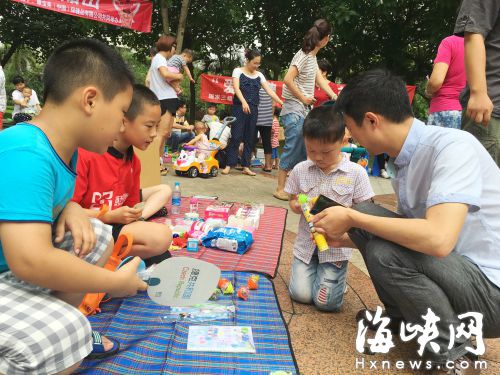 社区摆集市 父子情深甜亦真