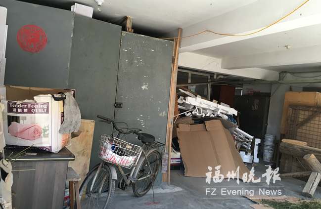 仓山百花新苑小区架空层火患严重 杂物乱堆电线乱拉