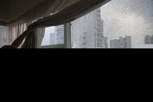 高温酷热 福州一小区20层玻璃窗突然爆裂掉落