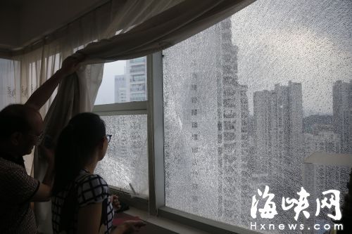 高温酷热 福州一小区20层玻璃窗突然爆裂掉落