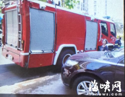 老人煮花生出门忘关火险酿火灾 消防车被堵小区