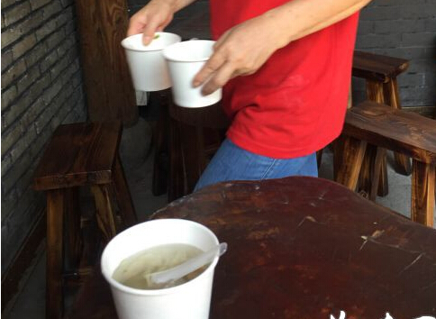 南后街小吃店一次性餐具随意用 游客质疑不环保