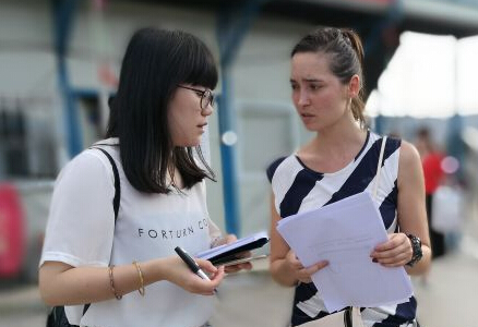 退休依伯愿当“导航” 带俄罗斯美女找护照