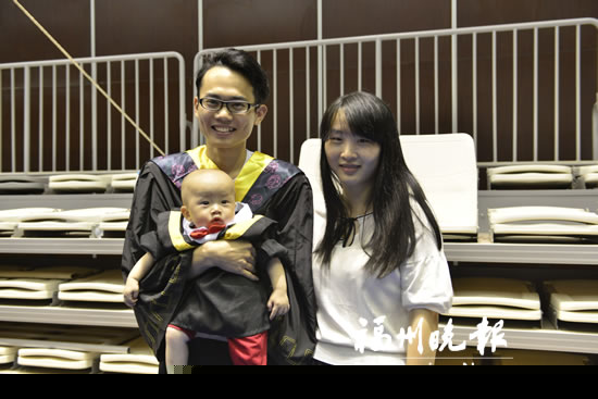 大学毕业典礼现最小家属 7月娃见证父亲毕业