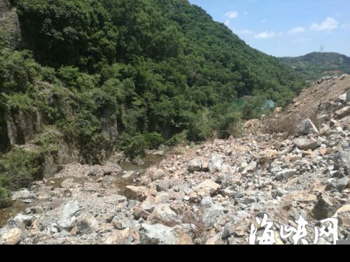长乐一山头遭大面积挖山取土 已现山体滑坡