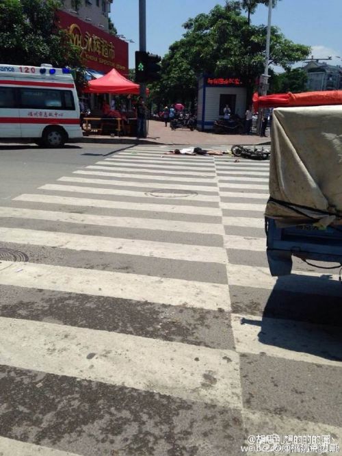 突发！上渡永辉前货车撞电动车 骑手被爆头