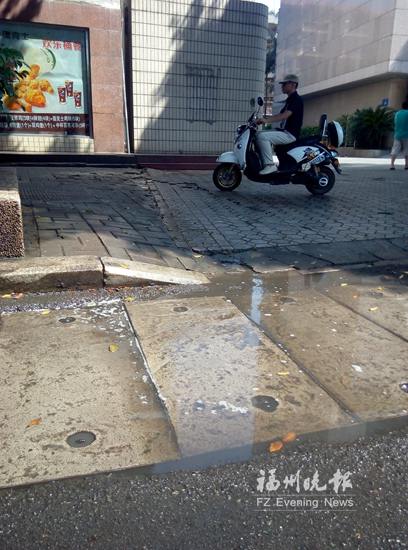 屏西宾馆附近污水蔓延 车辆驶过水花溅起两三米