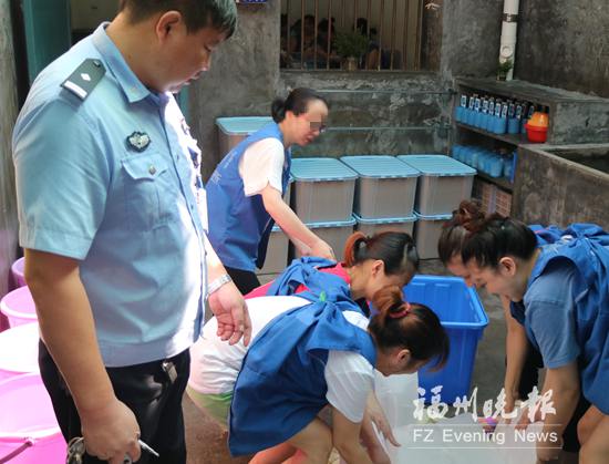 380块冰送进看守所羁押监区 帮在押人员清凉度夏
