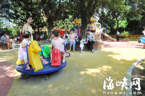 福州温泉公园现“毒地板”？ 味道刺鼻闻着头晕