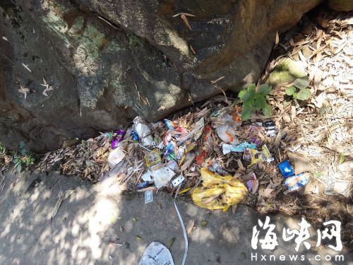 于山风景区内男子光膀短裤躺凉亭 女市民尴尬