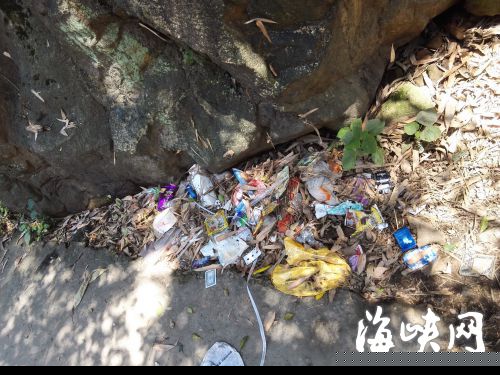 于山风景区内男子光膀短裤躺凉亭 女市民尴尬