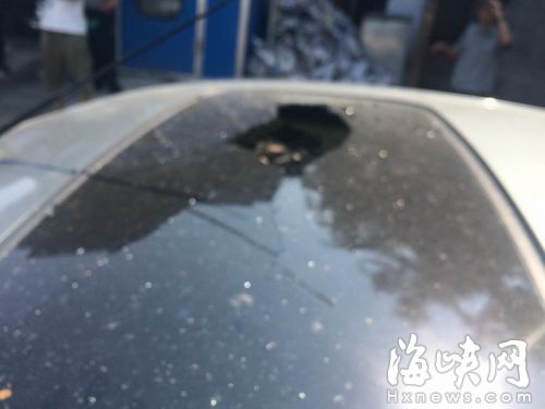 暴晒6个小时小车天窗爆裂 玻璃温度高烫红手指