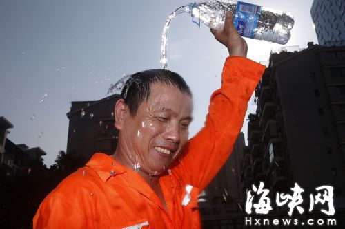 你在室内吹空调 他们在“烤炉”捡垃圾