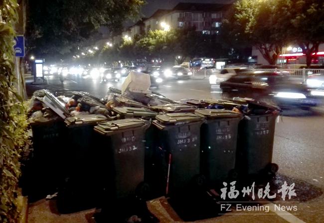 福屿人行天桥下垃圾桶占道 市民夜间骑车险撞上