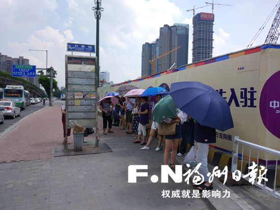 万象城公交站无遮阳棚 市民直呼“受不了”