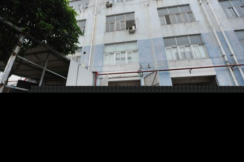 3层楼房搭盖两层还挖地下室 违建面积达数千平米