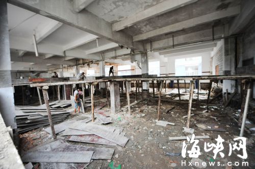 3层楼房搭盖两层还挖地下室 违建面积达数千平米