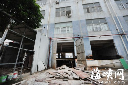 3层楼房搭盖两层还挖地下室 违建面积达数千平米