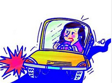 陌生男突然窜上车 女司机一把推出车外被追赶