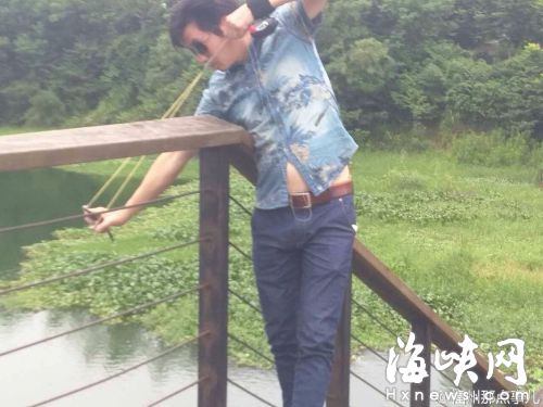 金山公园有人弹弓射鱼 网友谴责：手段太毒辣