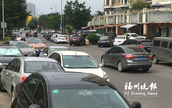 通江路金祥路违停现象严重 500米路86辆车乱停