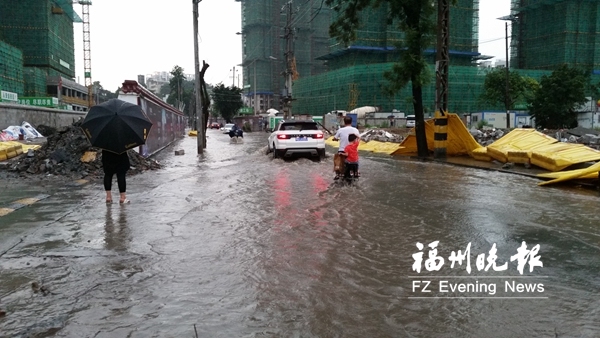 昨日暴雨后洋中路水流成河 积水最深处过膝