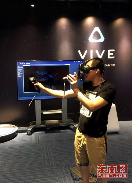 国内规模最大VR体验中心开放 吸引众多市民体验