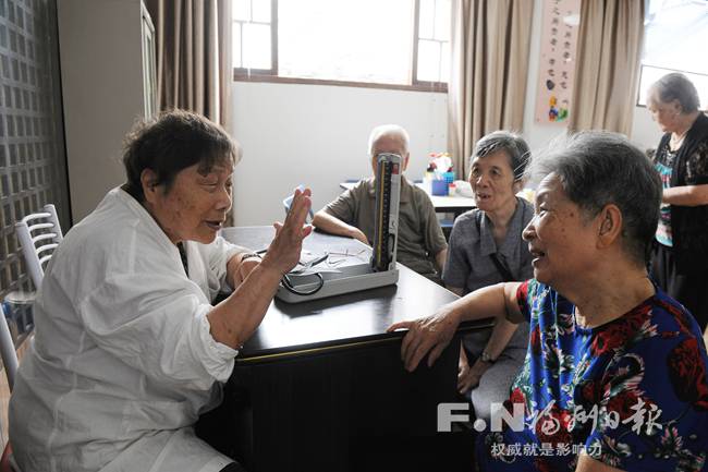 80岁老人退休后定期到社区义诊 愿为人民服务一辈子