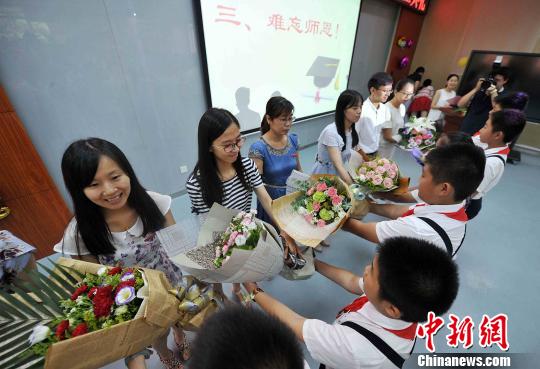 福州多所小学举行毕业典礼 为学生留下美好回忆