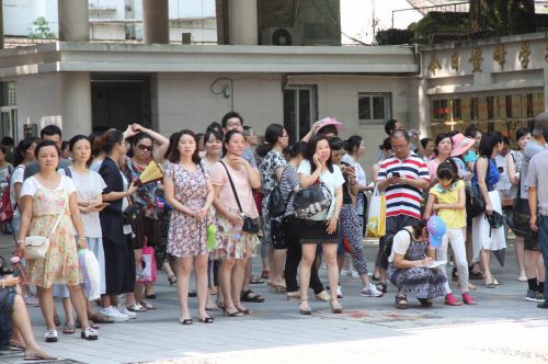 众多家长在考场外翘首等待