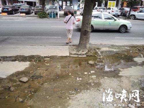 福州梅亭路绿地渗水淹了人行道