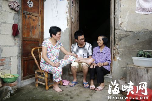 退休老人欲助贫困生学医:救死扶伤是个高尚的职业
