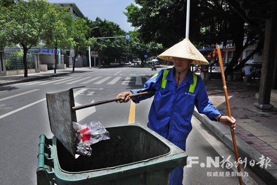 高温天里的一线劳动者：交警环卫工一直在路上